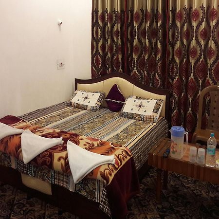 ホテル Fabulous Kashmir Srinagar エクステリア 写真