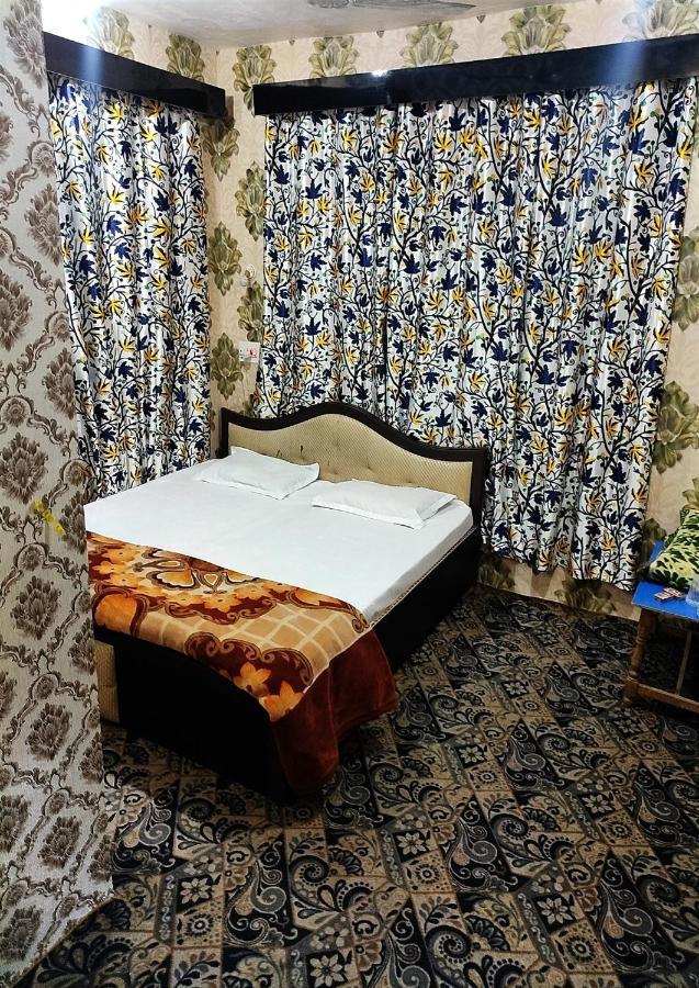ホテル Fabulous Kashmir Srinagar エクステリア 写真