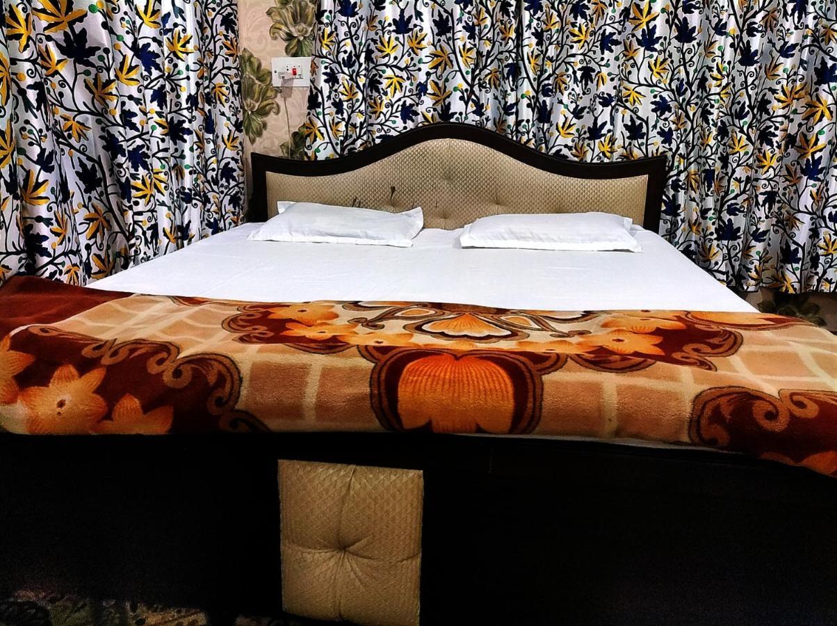 ホテル Fabulous Kashmir Srinagar エクステリア 写真
