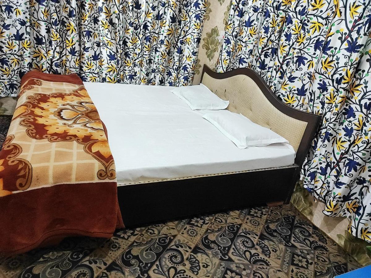 ホテル Fabulous Kashmir Srinagar エクステリア 写真