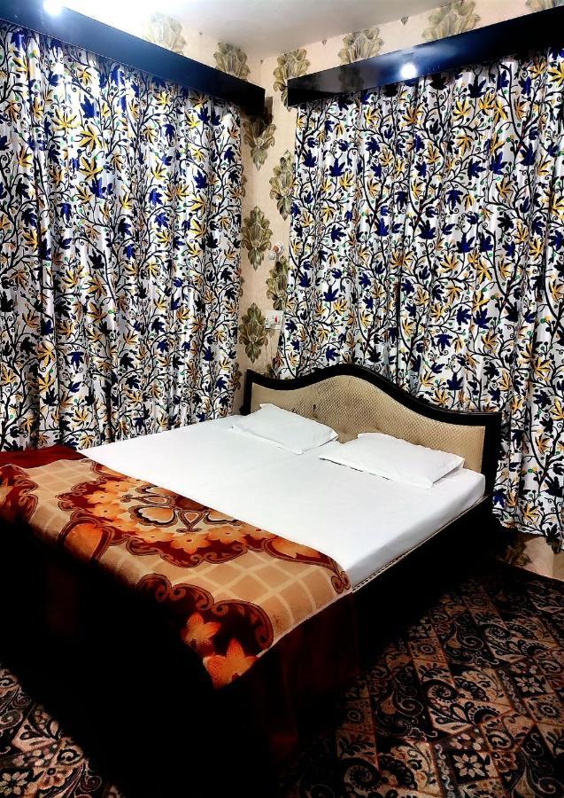 ホテル Fabulous Kashmir Srinagar エクステリア 写真