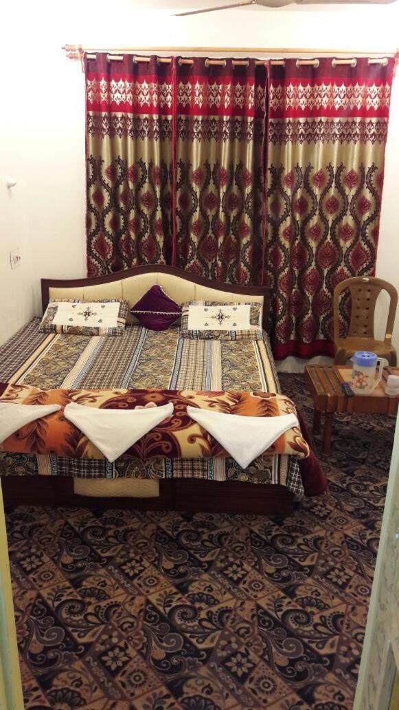 ホテル Fabulous Kashmir Srinagar エクステリア 写真