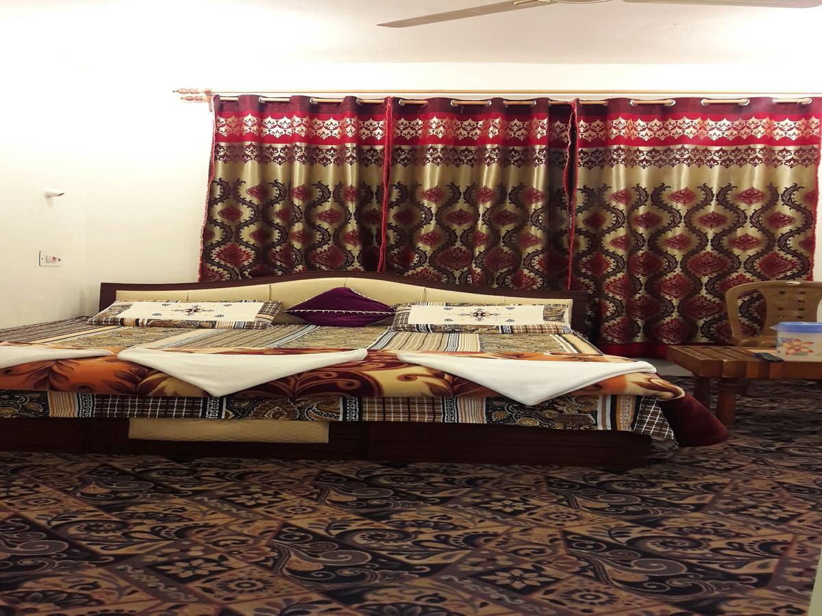 ホテル Fabulous Kashmir Srinagar エクステリア 写真